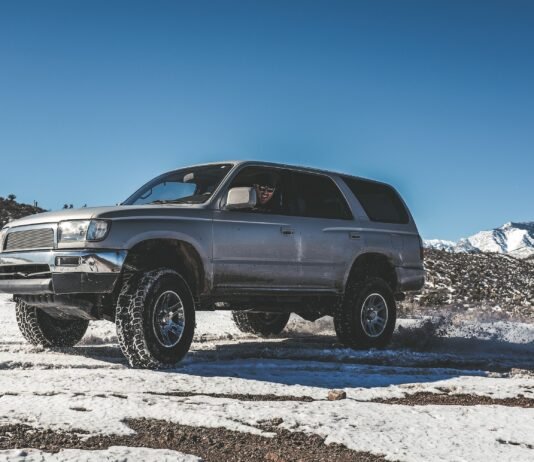 SUV manufacturers are offering over 30% discounts on new models.