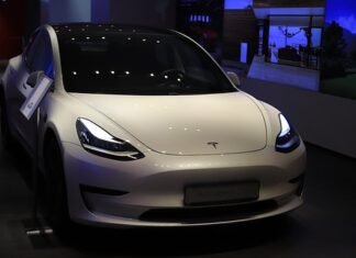 Tesla cruise control is unavailable. Tesla cruise control