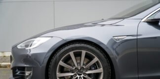 Tesla’s Stunning Midnight Silver Metallic Paint: A Closer Look